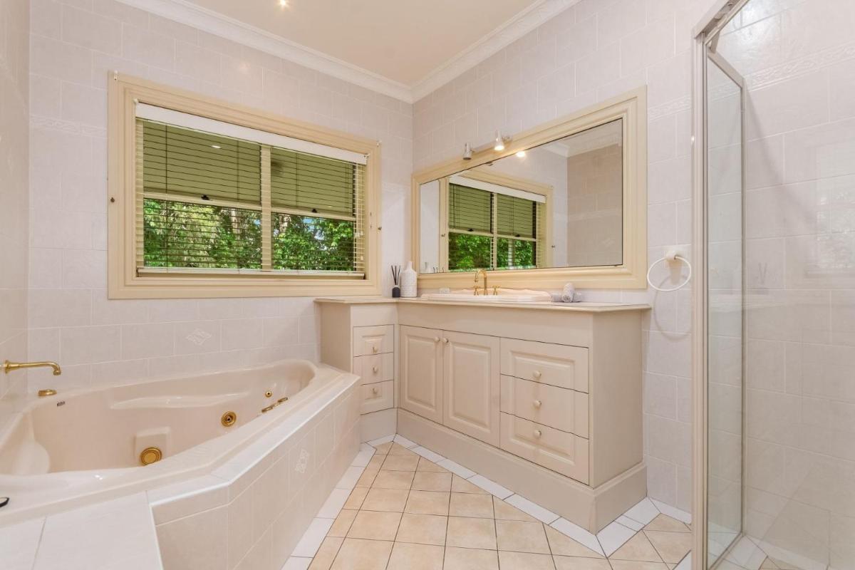 Island Getaway - Waterfront near Yamba - Housity