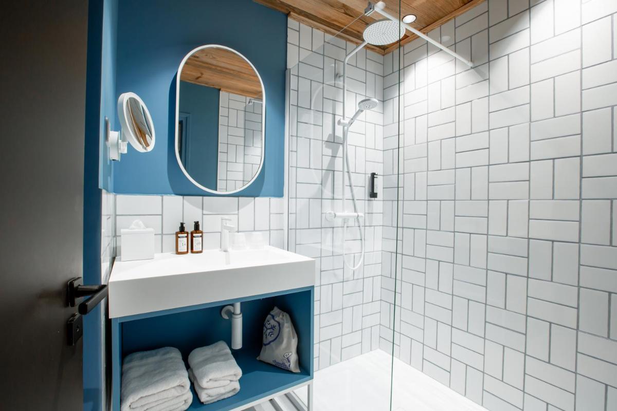 Salle de bains dans l'établissement Hôtel Névé