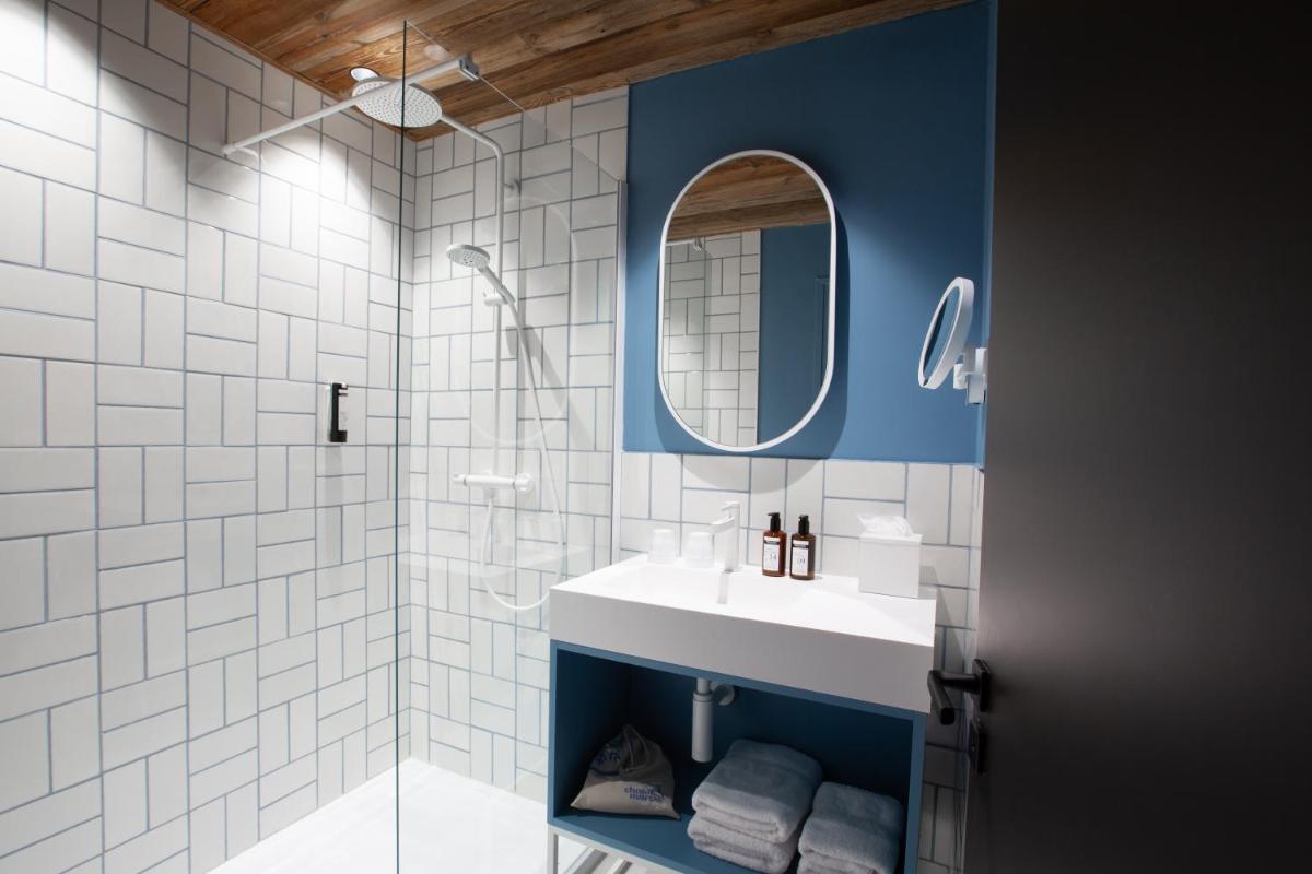 Salle de bains dans l'établissement Hôtel Névé