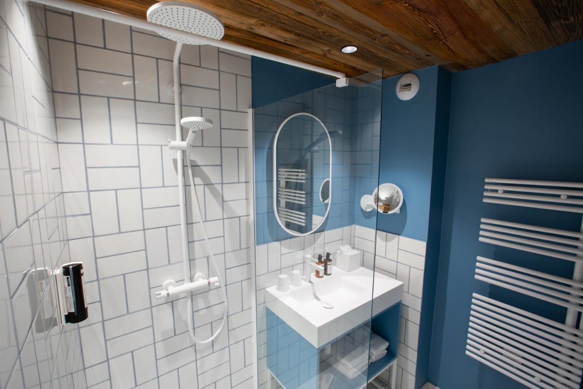 Salle de bains dans l'établissement Hôtel Névé