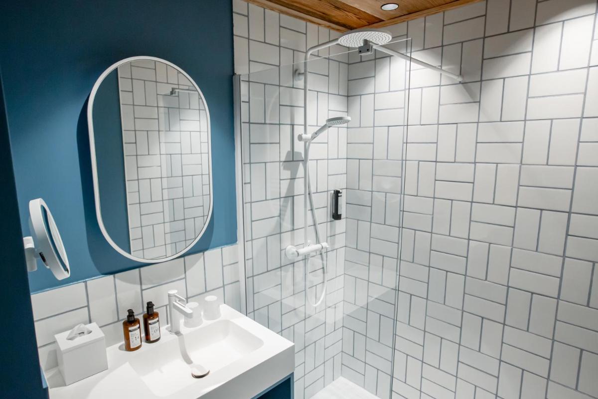 Salle de bains dans l'établissement Hôtel Névé