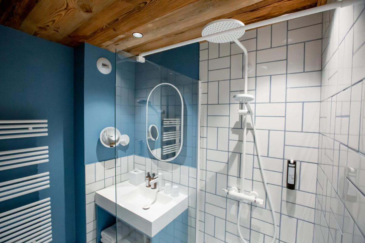 Salle de bains dans l'établissement Hôtel Névé