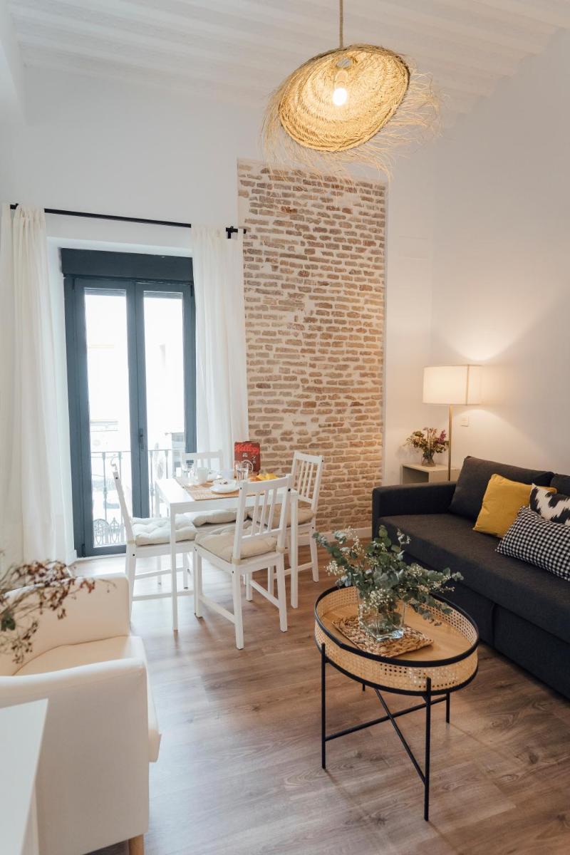 O&L Puñonrostro Bright Minimalist Central Home - Housity
