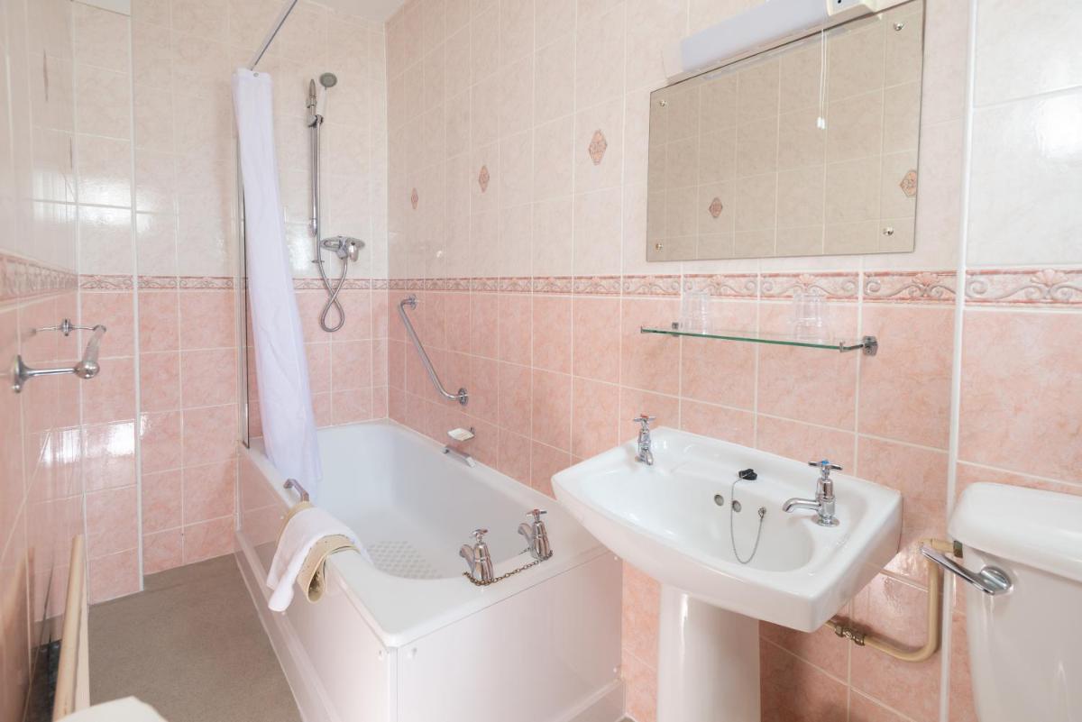 The Crown Hotel - Housity