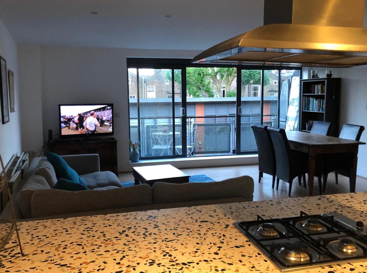Spacious, bright and modern flat in Holloway - Housity