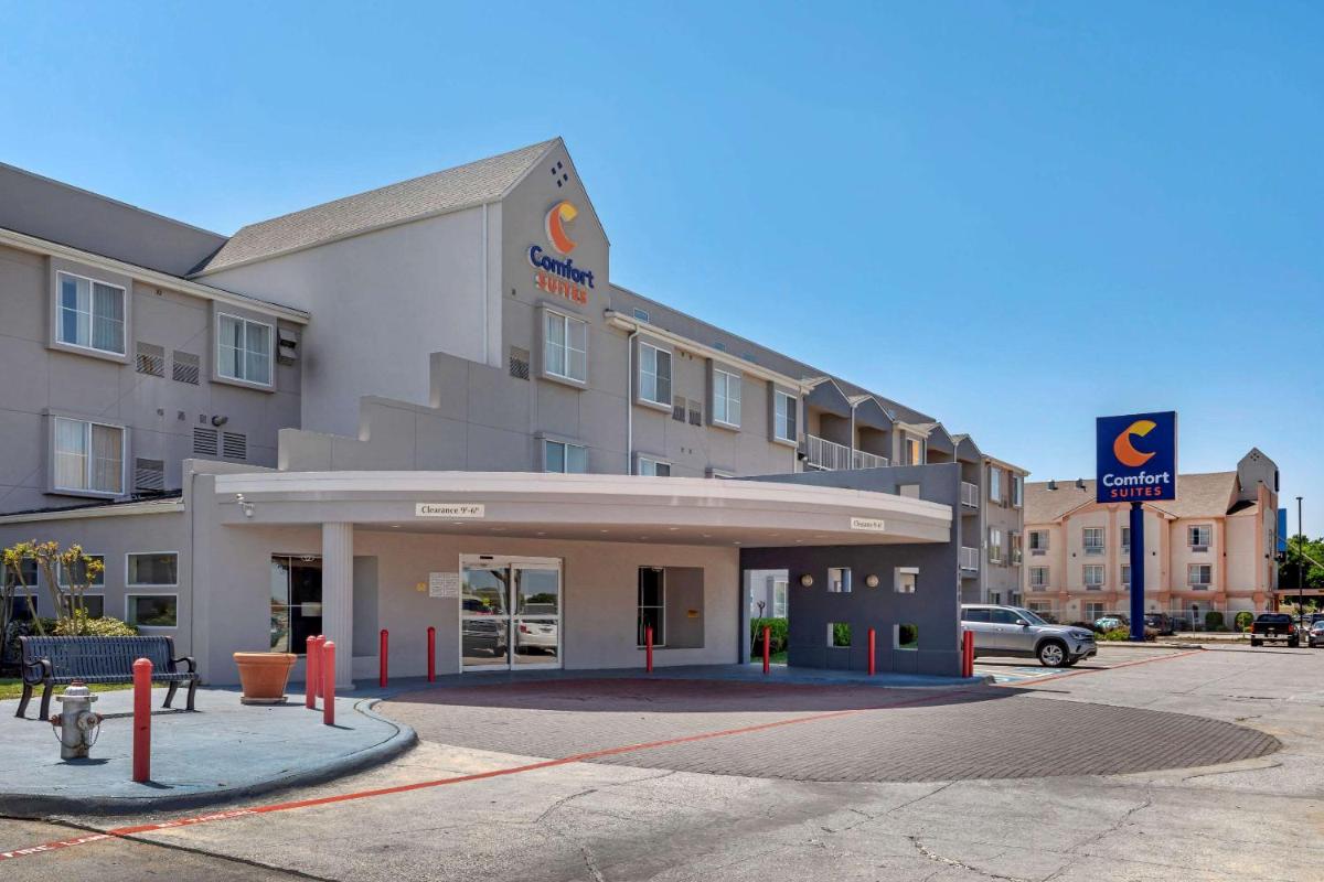 Comfort Suites DFW Airport - Housity