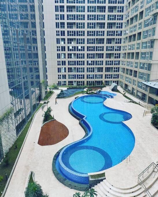 Huge Family Room 94m2 Jati Junction - Pool & Gym - Housity