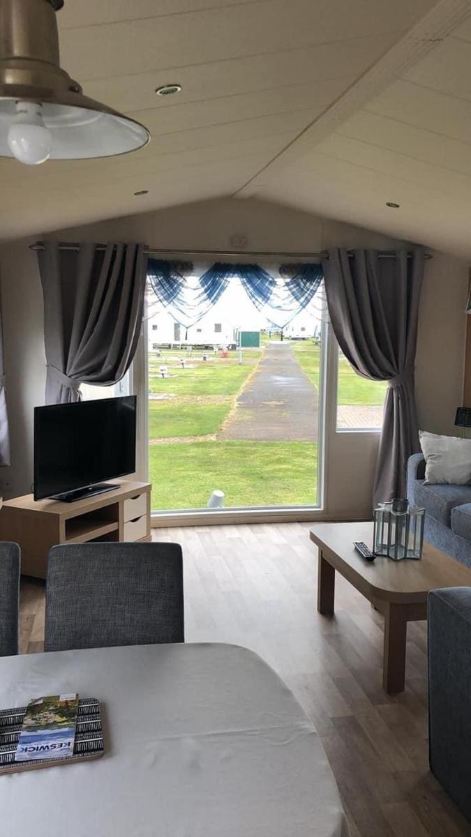 Flosh Caravan, Manor House Park - Housity