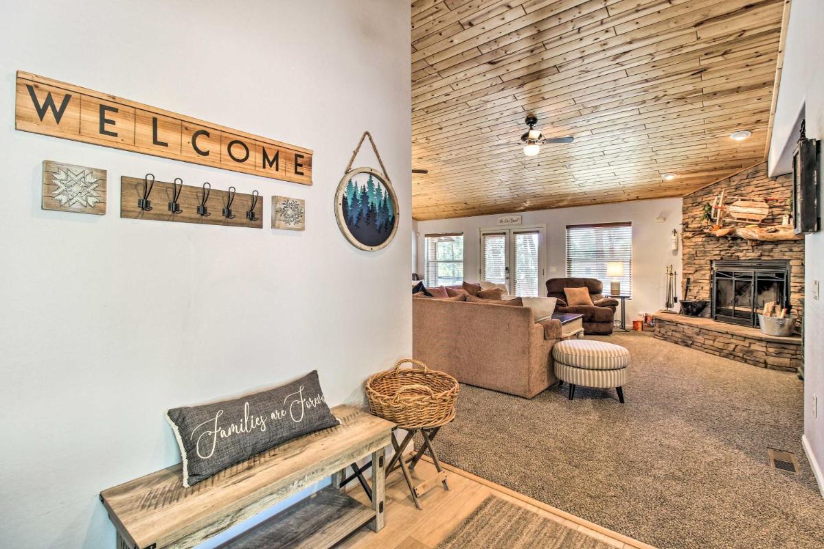 Modern Show Low Cabin Retreat with Deck and Grill - Housity