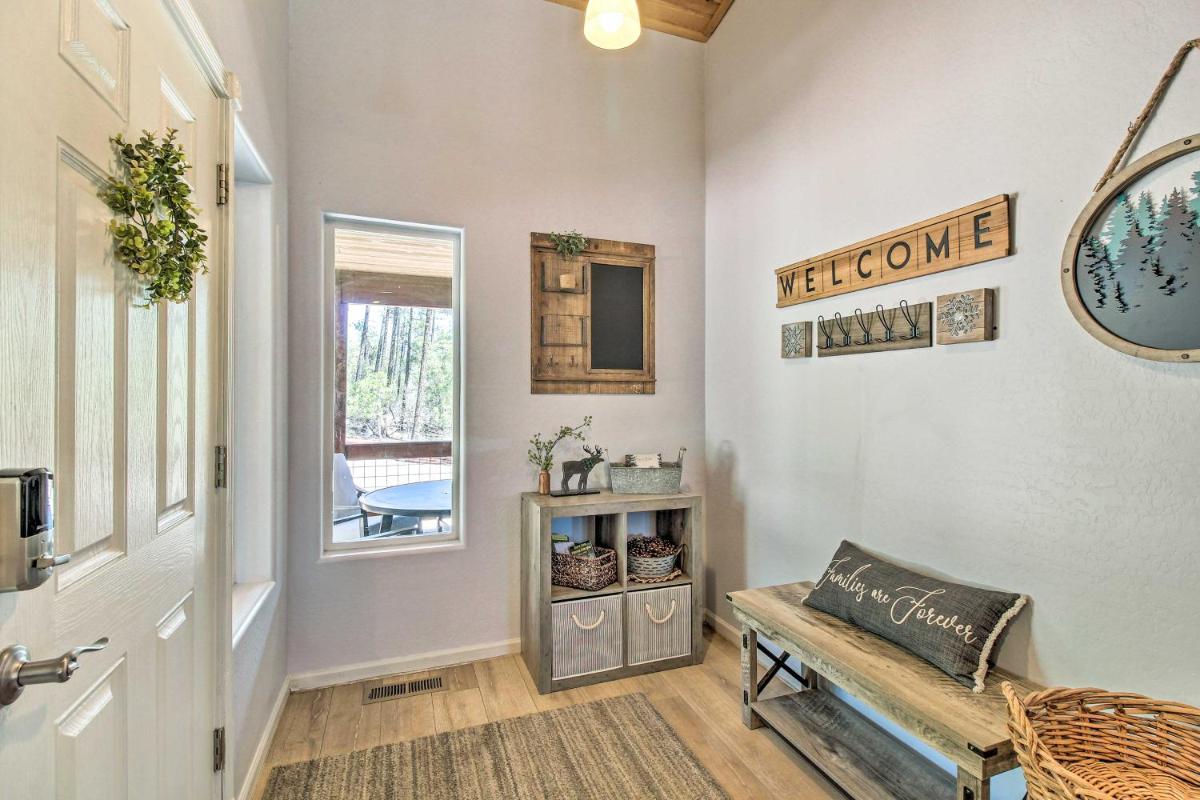 Modern Show Low Cabin Retreat with Deck and Grill - Housity