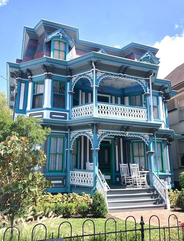 Victorian Manor with heated Saltwater Pool on Jackson Street 300ft To Beach Sleeps 18 - Housity