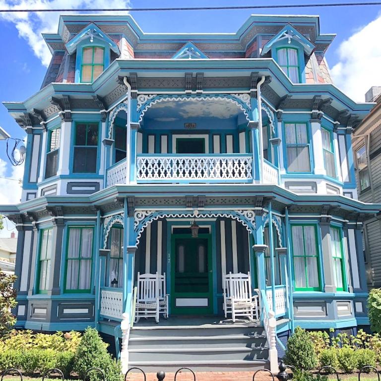 Victorian Manor with heated Saltwater Pool on Jackson Street 300ft To Beach Sleeps 18 - Housity