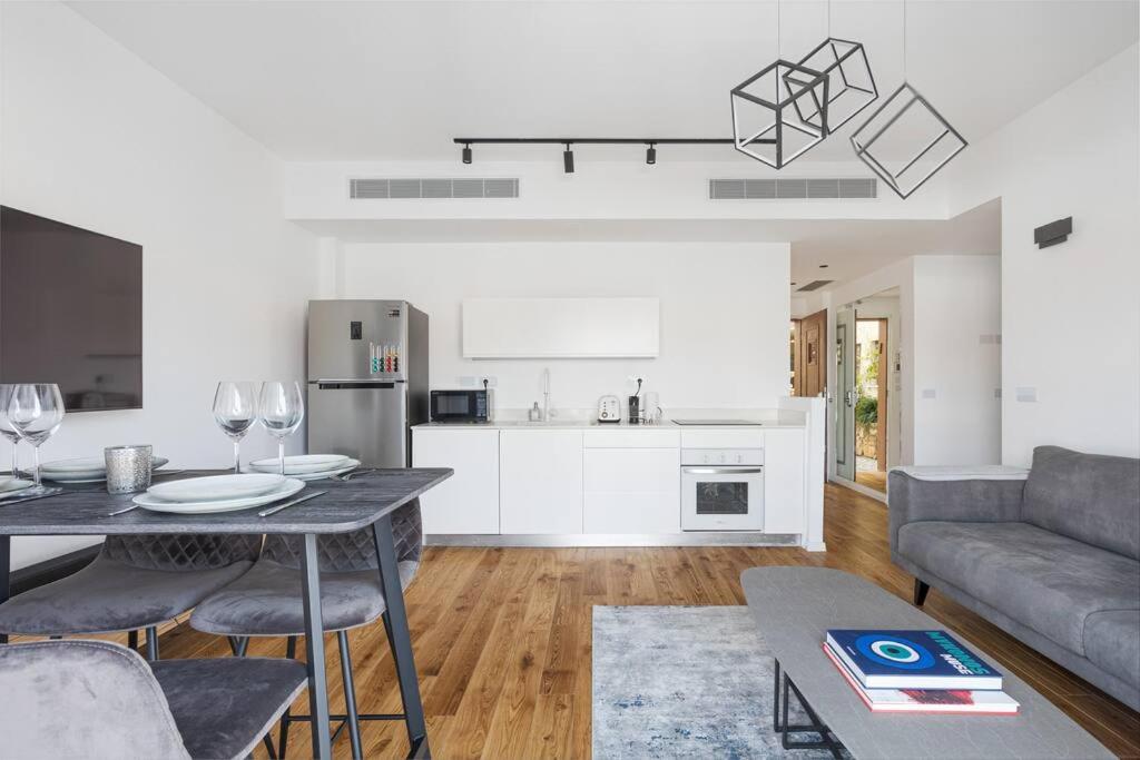 Suitetrails - 2 Bedrooms Prime Location in Yafo Fully Equipped NEW APARTMENT in Jaffa