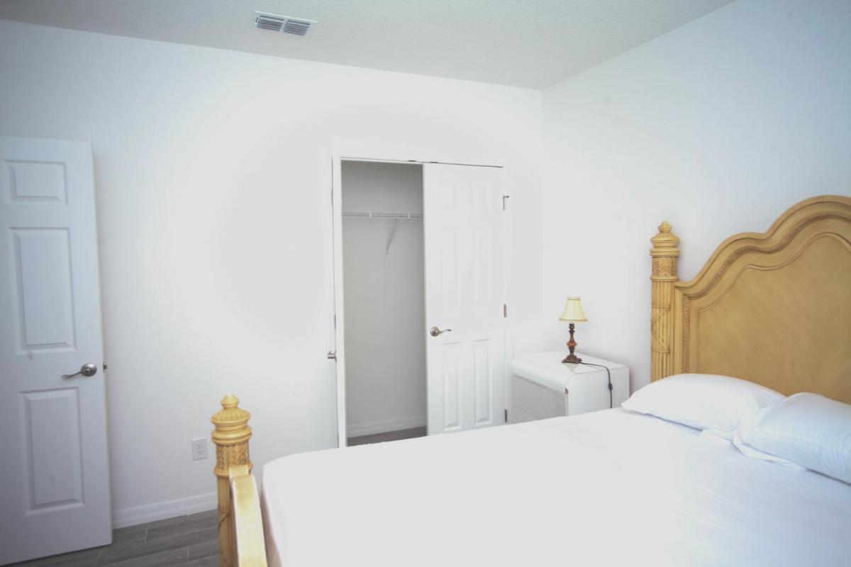 A beautiful queen bedroom - Housity