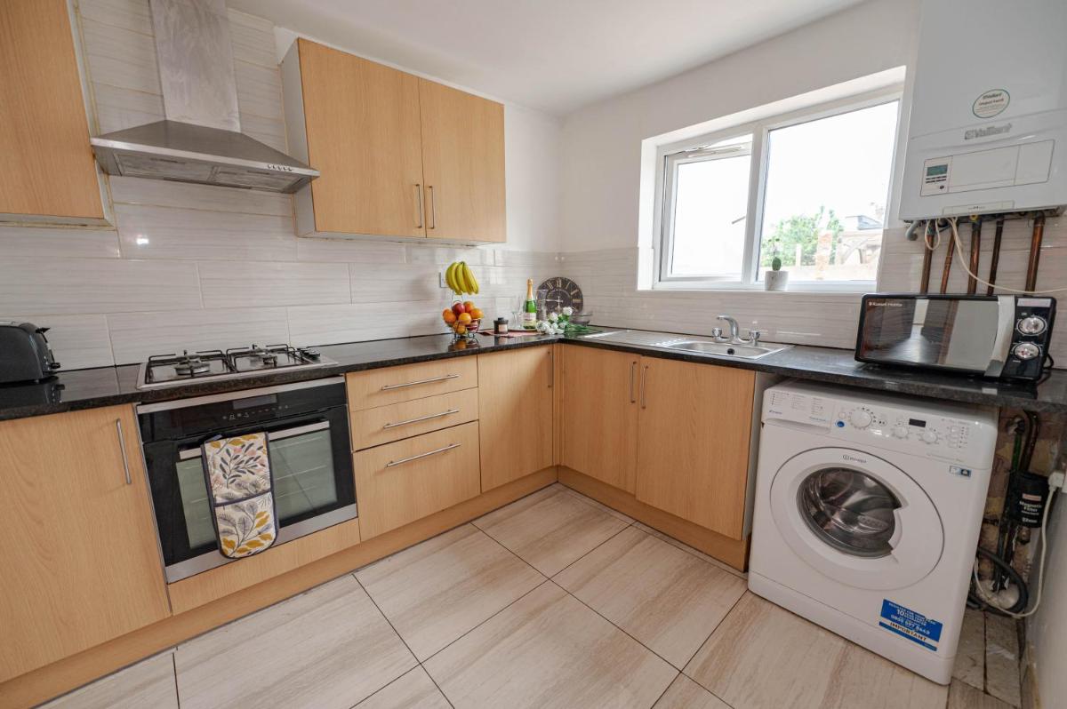 Beautiful 4 bedrooms house, 7 walk to train station - Housity