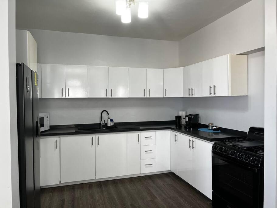 Spacious 1 Bedroom Apartment, With pull out Couch - Housity