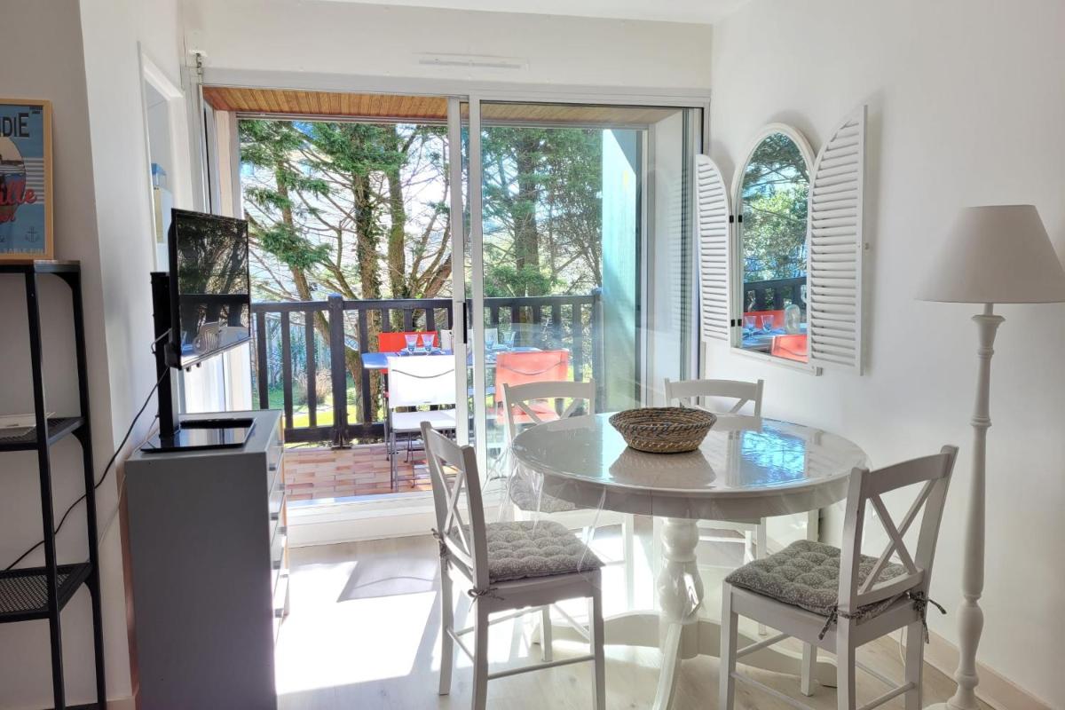 38 M Near The Sea With Wifi Balcony And View - Housity