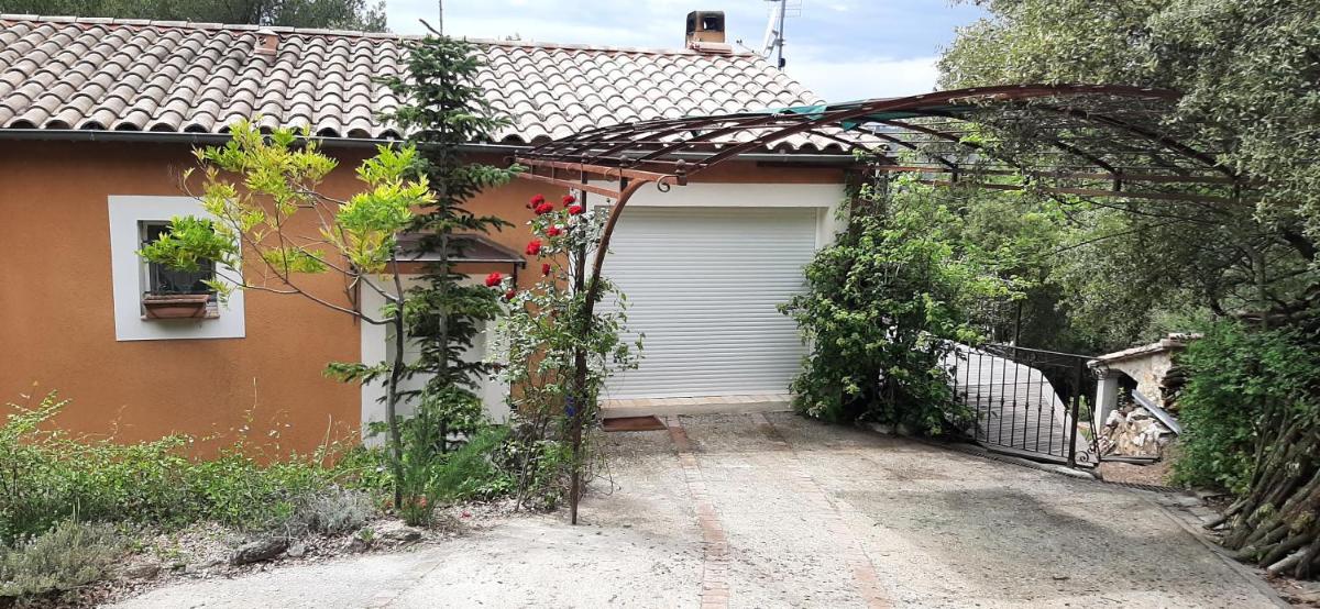 Au Papillon Dort - Housity