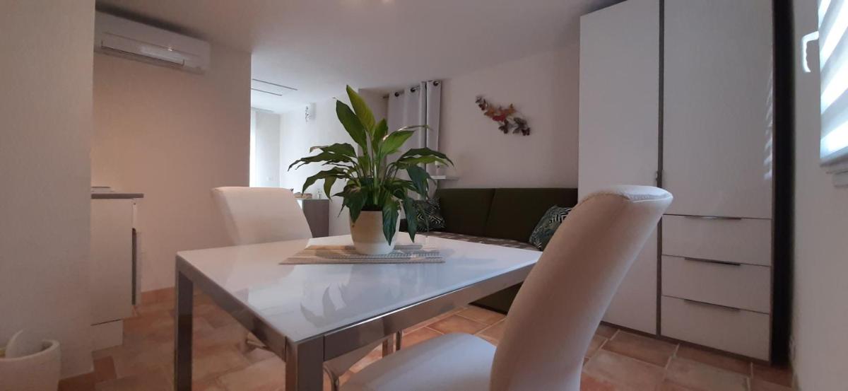 Au Papillon Dort - Housity
