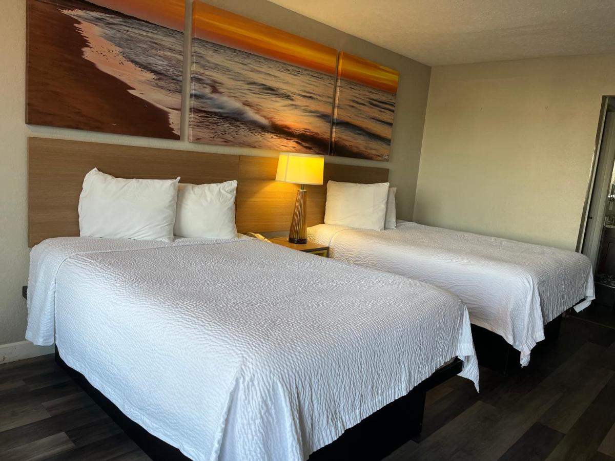 Days Inn & Suites by Wyndham Dayton North - Housity
