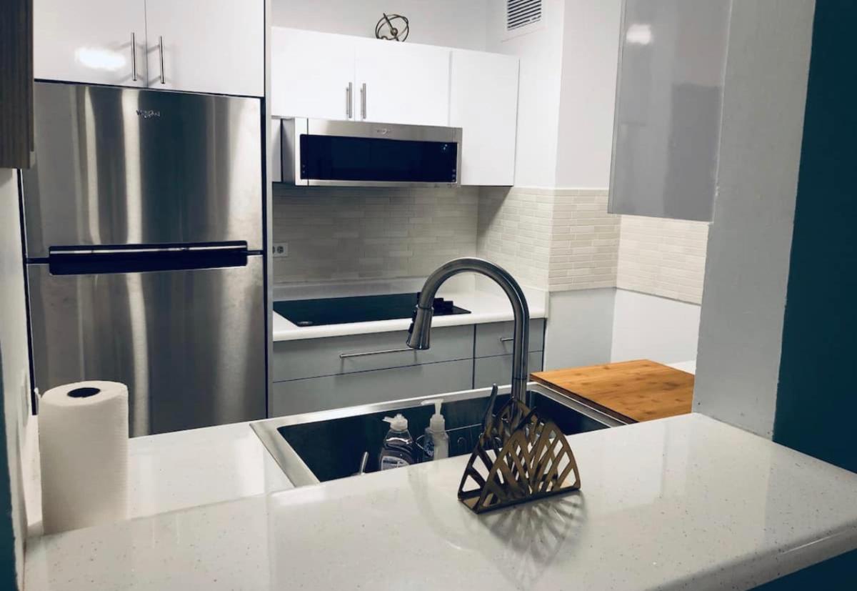 Suitetrails - Isla Verde Beach Modern apartment