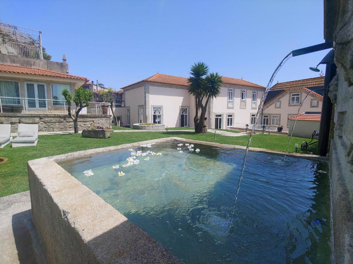 uma piscina com uma mangueira de água num quintal em Oca Flores Hotel Boutique no Porto
