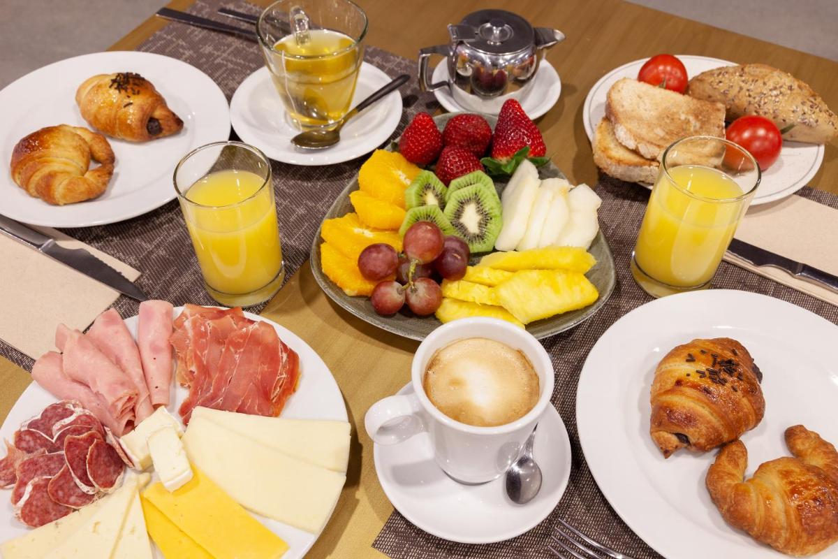 Comida en o cerca de este hotel