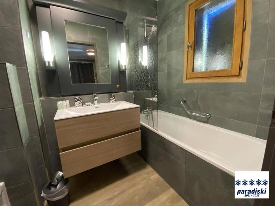 Stylish ski-in ski-out 3 bed apartment, Arc 1950 - Housity