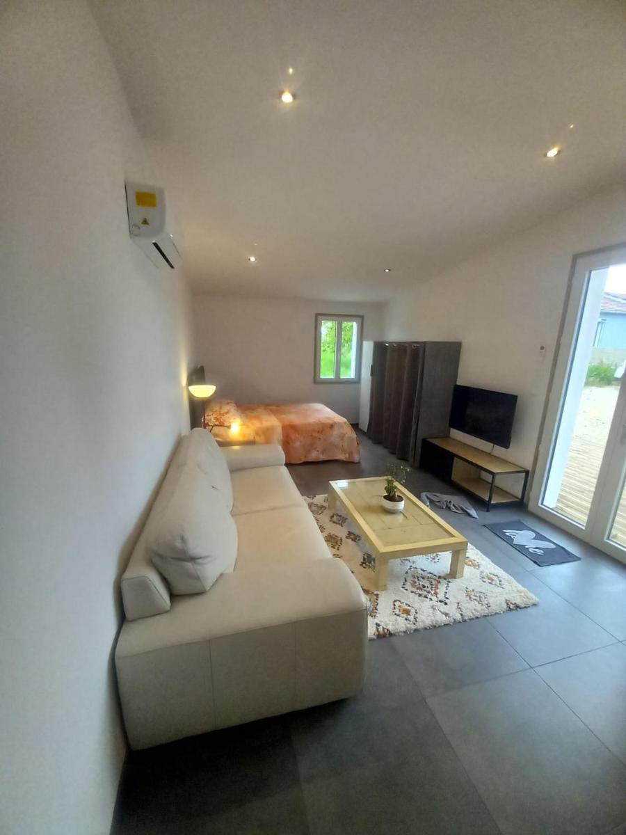 Une petite maison et sa prairie - Housity
