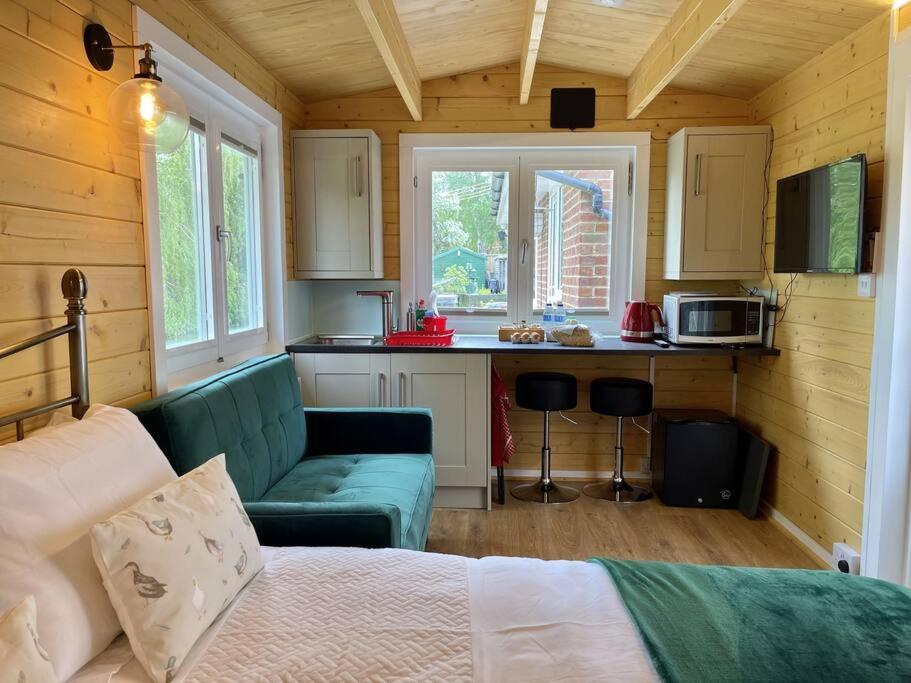 Willow Tree Lodge - Cosy lodge in the heart of the Kent countryside - Housity