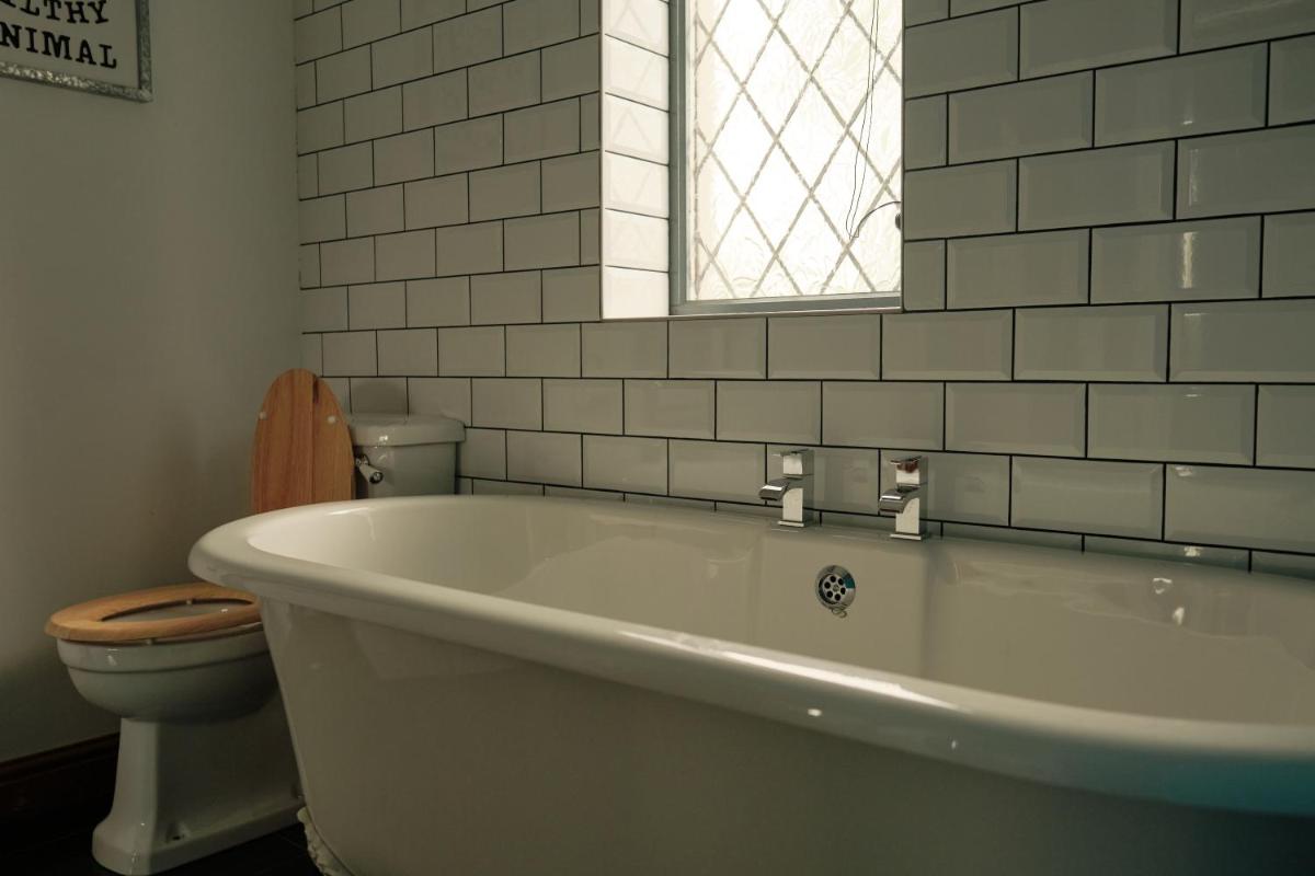 Modern Spacious House - Sleeps 16, Free Parking, Sun Terrace - Housity