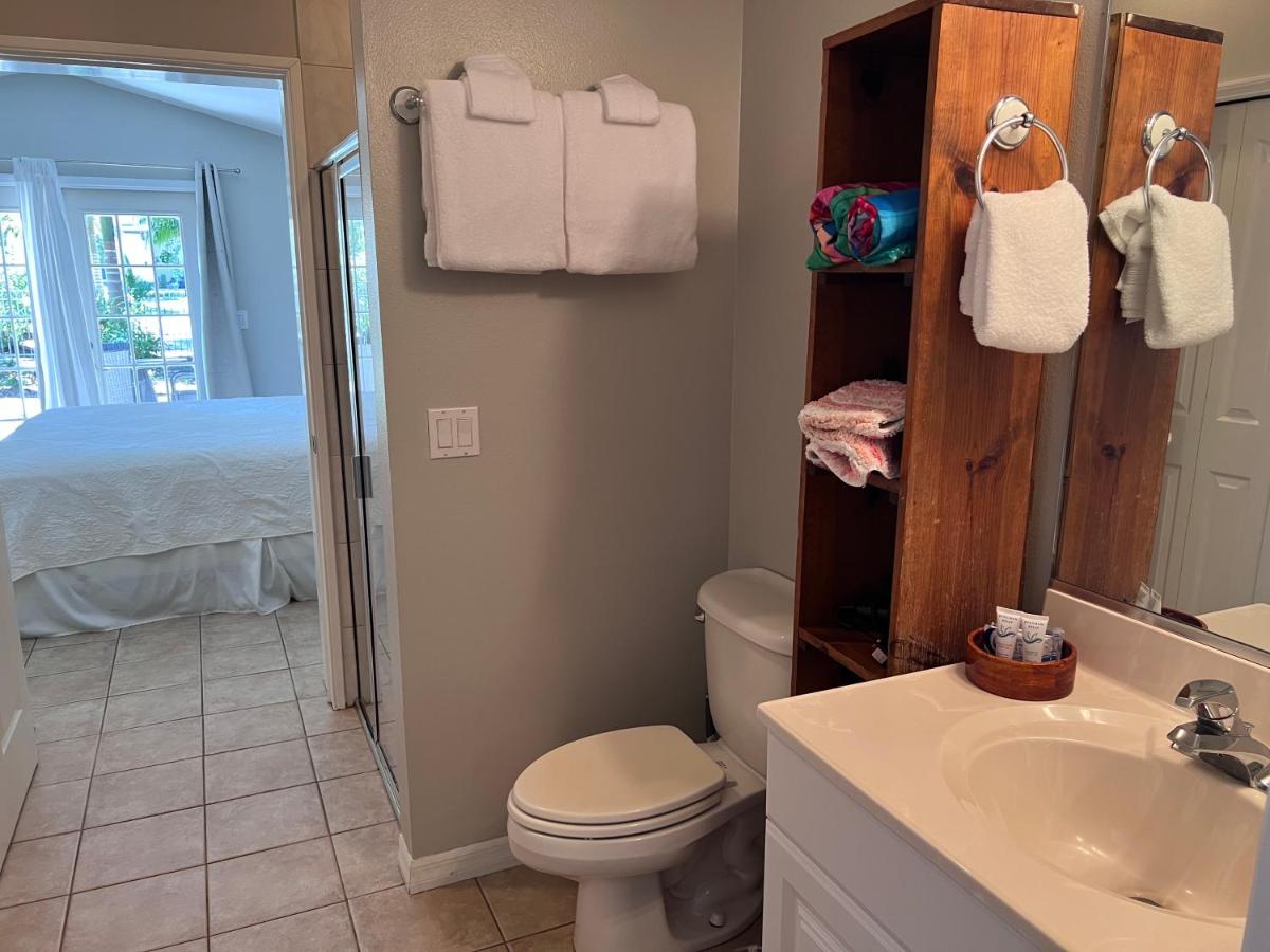 Private Villa with outside garden walk to the bay and Ringling Museum minutes from downtown - Housity
