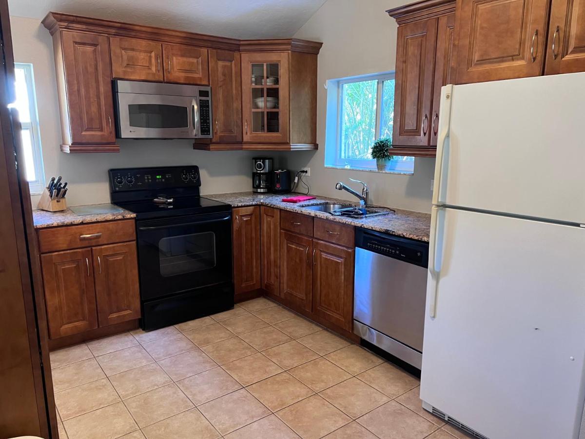 Private Villa with outside garden walk to the bay and Ringling Museum minutes from downtown - Housity