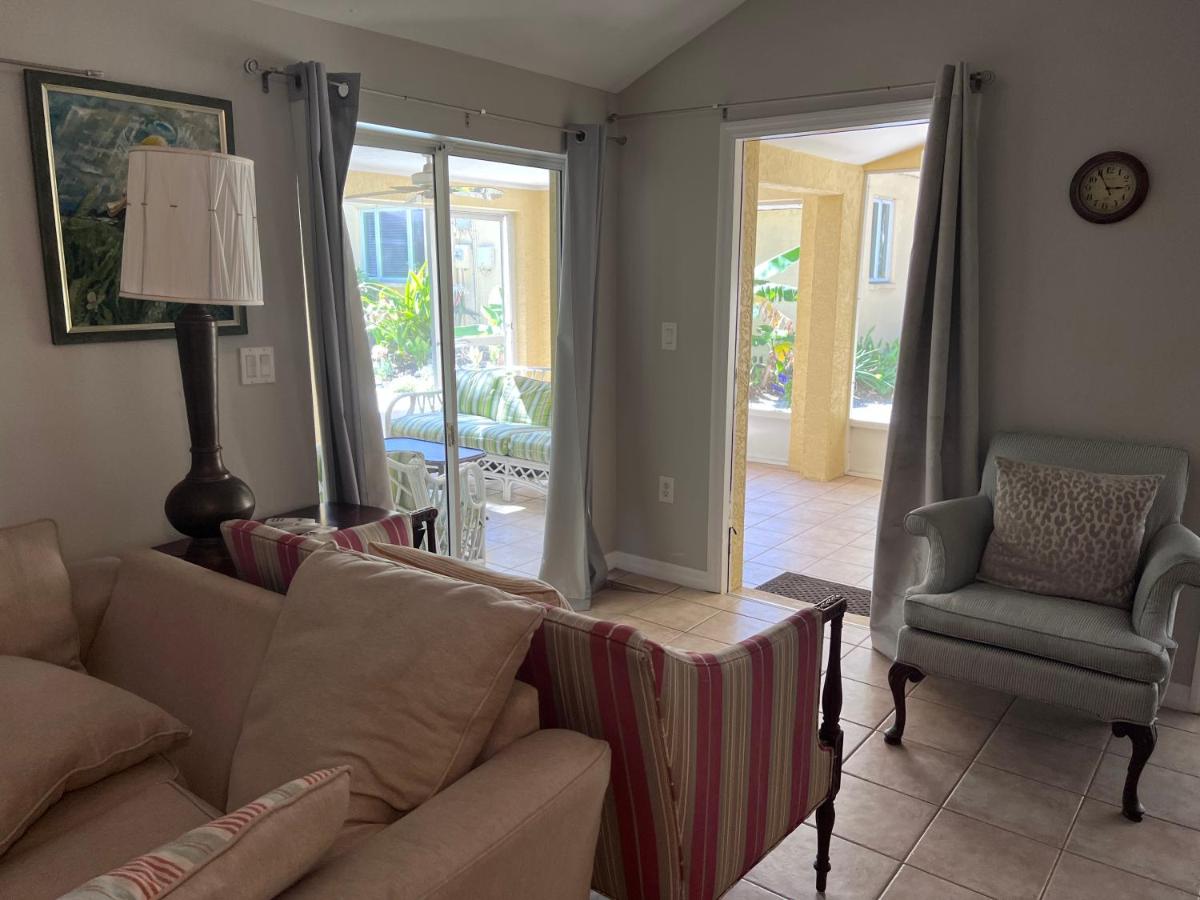 Private Villa with outside garden walk to the bay and Ringling Museum minutes from downtown - Housity