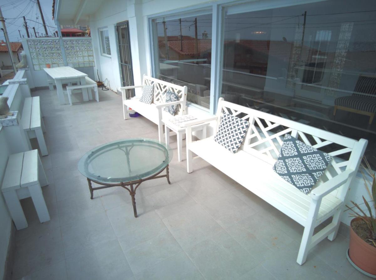 Rosarito Beach House Sleeps 14 & Steps to Sandy Beach Mins to Downtown - Housity