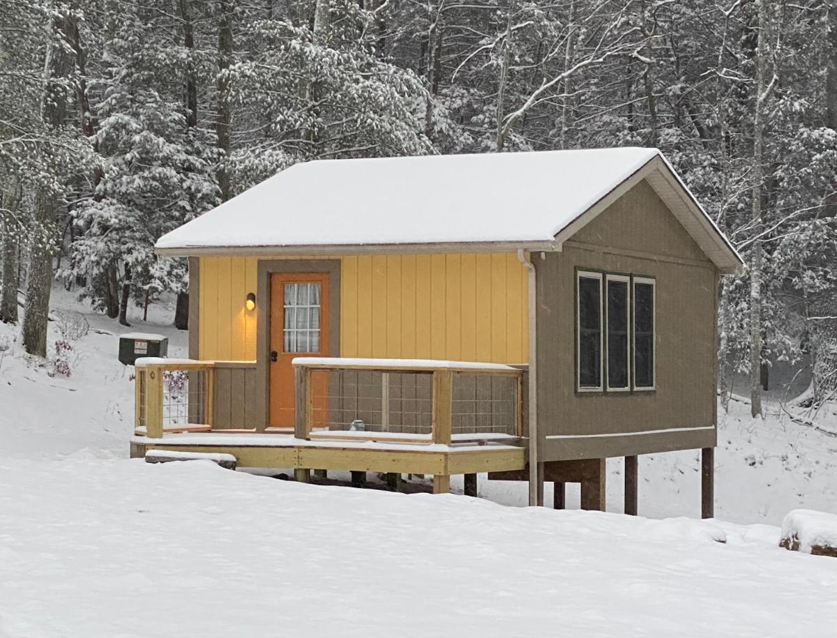 Country Cottage at Camp Creek Cabins - Housity