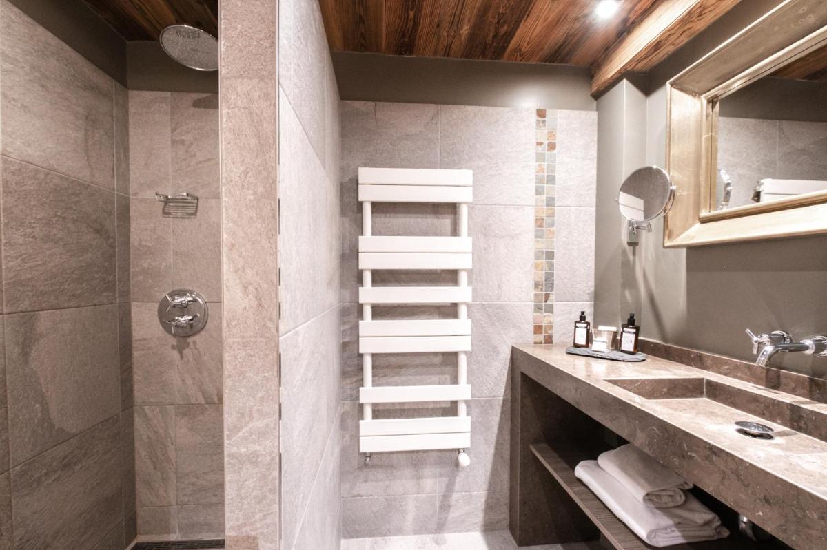 Salle de bains dans l'établissement Chalet-Hôtel Hermitage