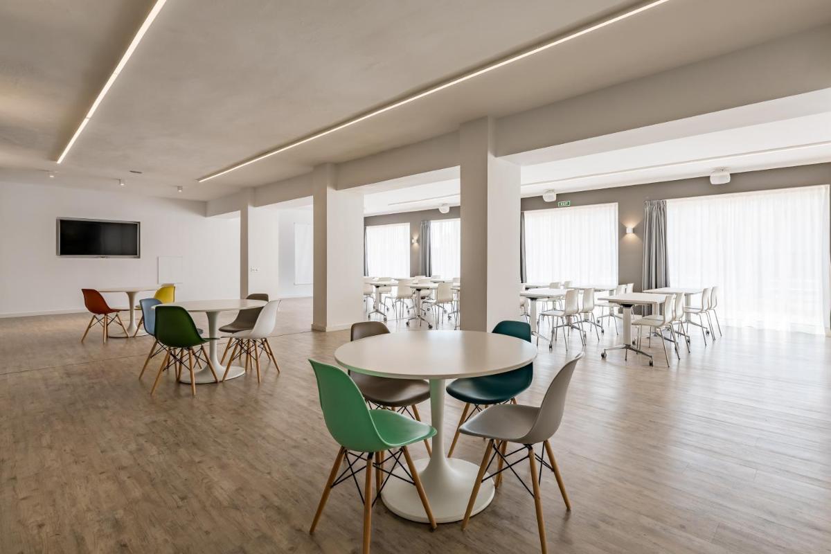 Una televisión o centro de entretenimiento en Alcudia Garden Aparthotel