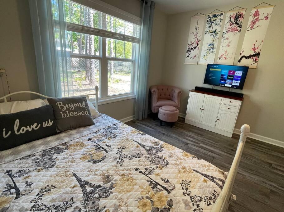 Sleep 10, NEW CONSTRUCTION home, half mile to beach, 3 BD 2 BA, 6 beds - Housity