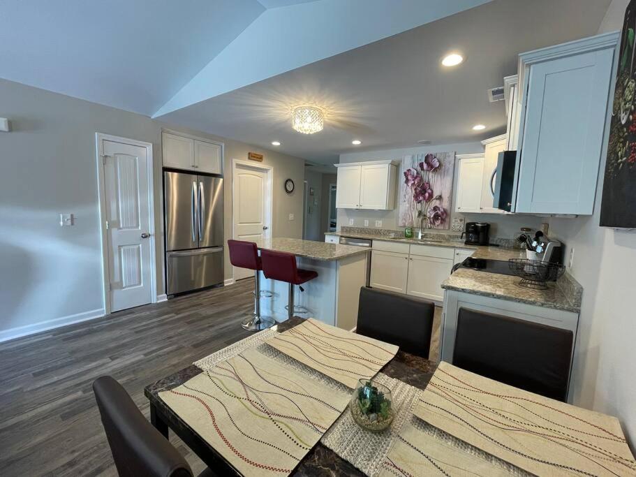 Sleep 10, NEW CONSTRUCTION home, half mile to beach, 3 BD 2 BA, 6 beds - Housity