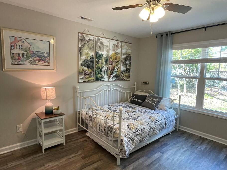Sleep 10, NEW CONSTRUCTION home, half mile to beach, 3 BD 2 BA, 6 beds - Housity