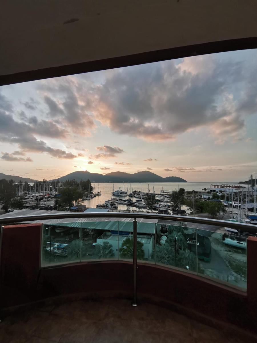 Suitetrails - Spacious & Homey Apartment at Marina Island by JoMy Homestay