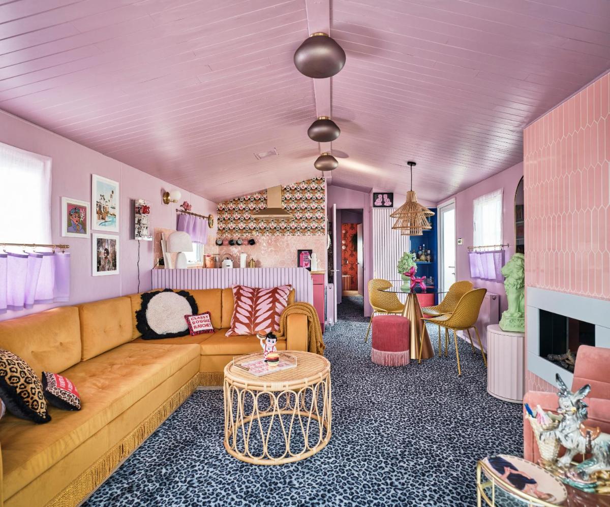 Fun Barbie Inspired, 6 Berth Caravan - Camber Sands Holiday Park, near the Beach - Housity