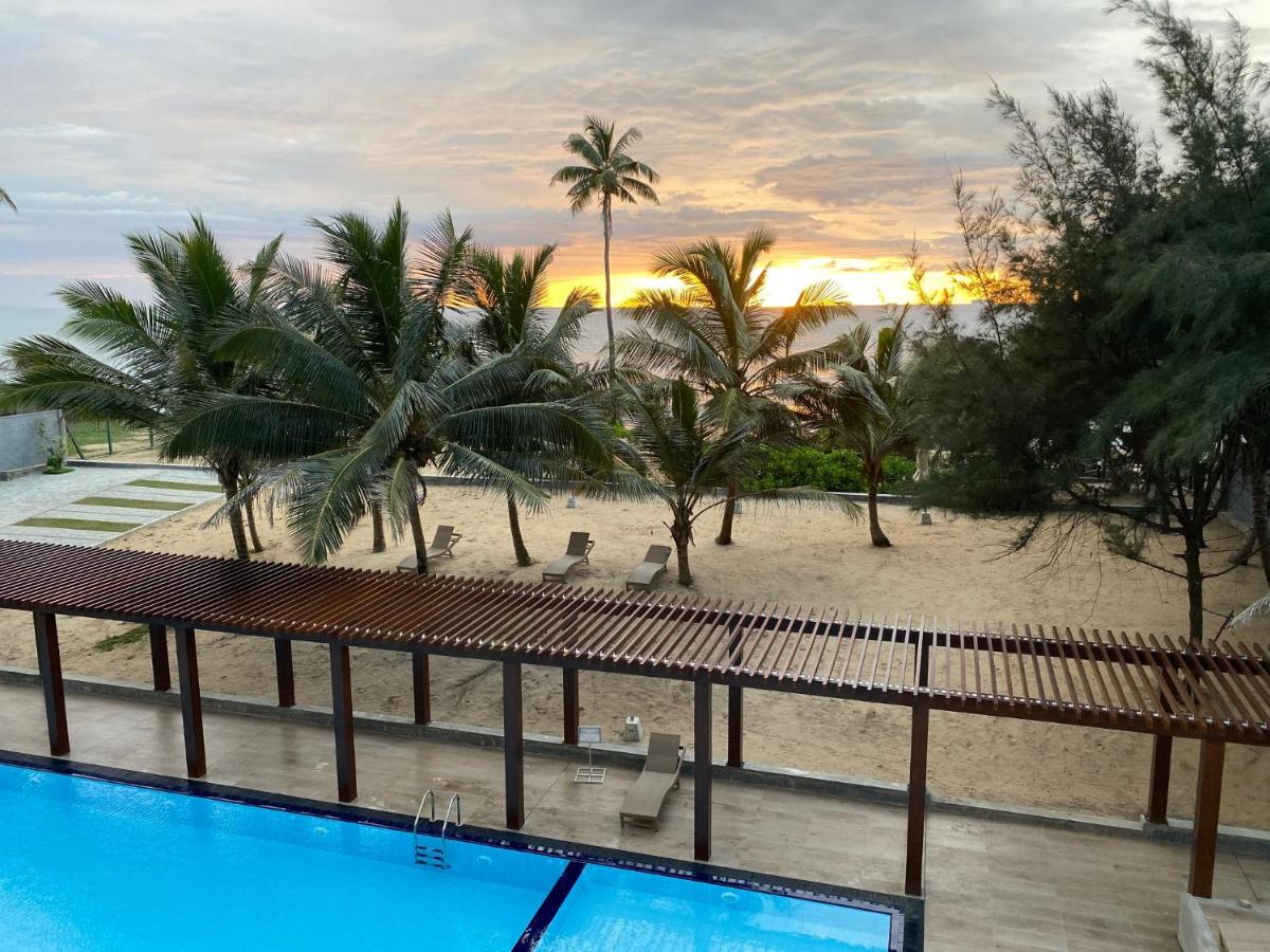 Beachfront Apartment With Pool near Colombo - Housity
