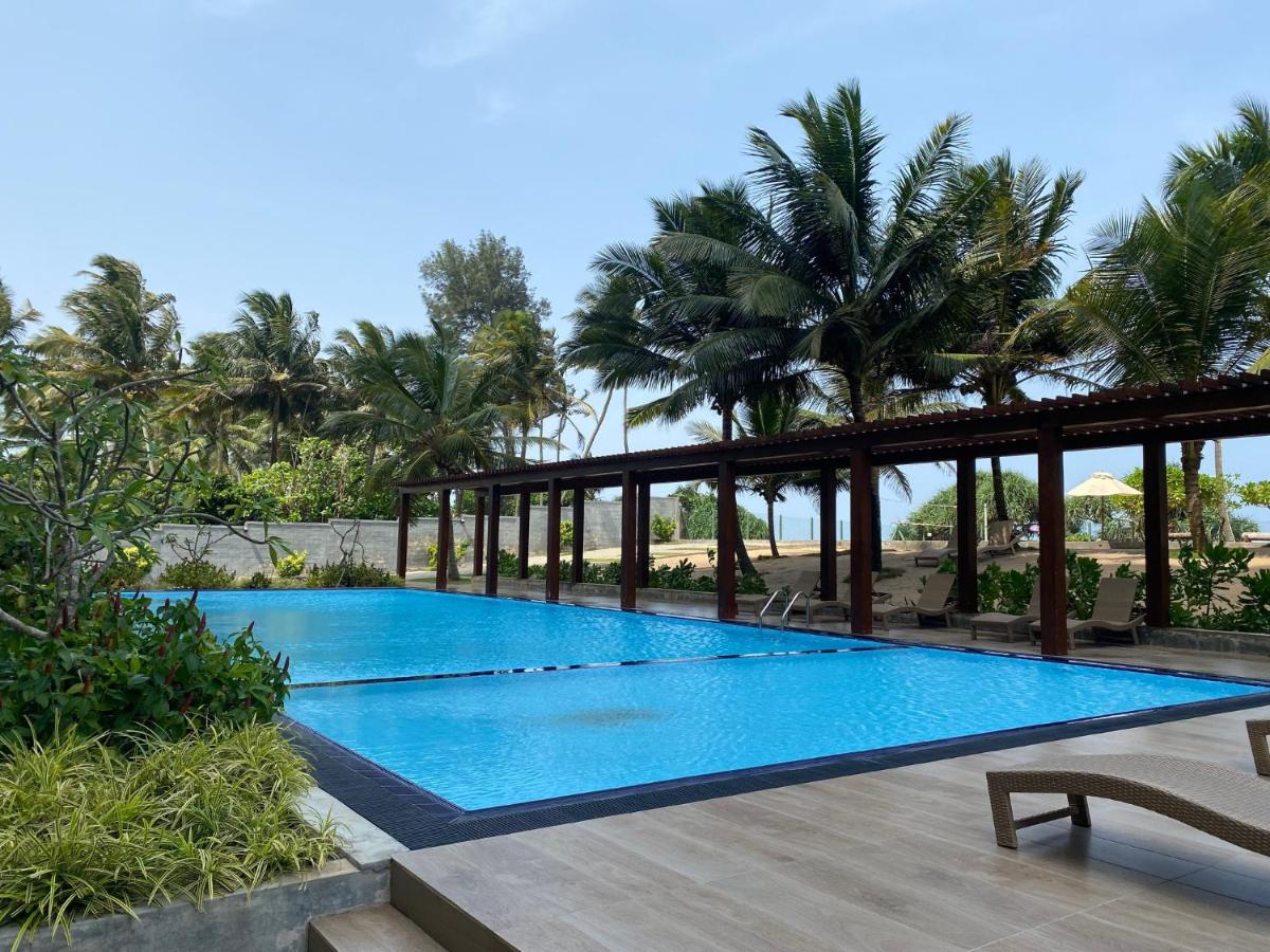 Beachfront Apartment With Pool near Colombo - Housity