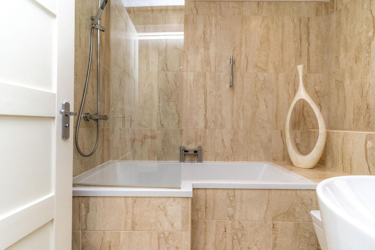 Kenmore Luxury Lodges - Housity