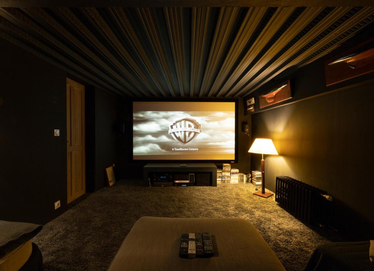 VILLA LE LOFT - CALME & DECO - Patio intime - Salle de Cinéma - Centre Ville - Housity
