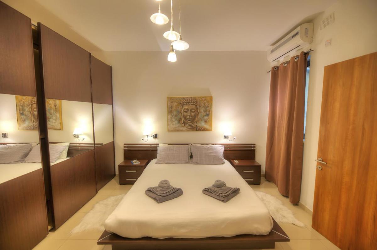 Large 3 bedrooms steps away from Balluta Bay BCAM2-1 - Housity