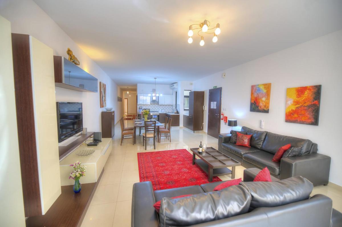 Large 3 bedrooms steps away from Balluta Bay BCAM2-1 - Housity