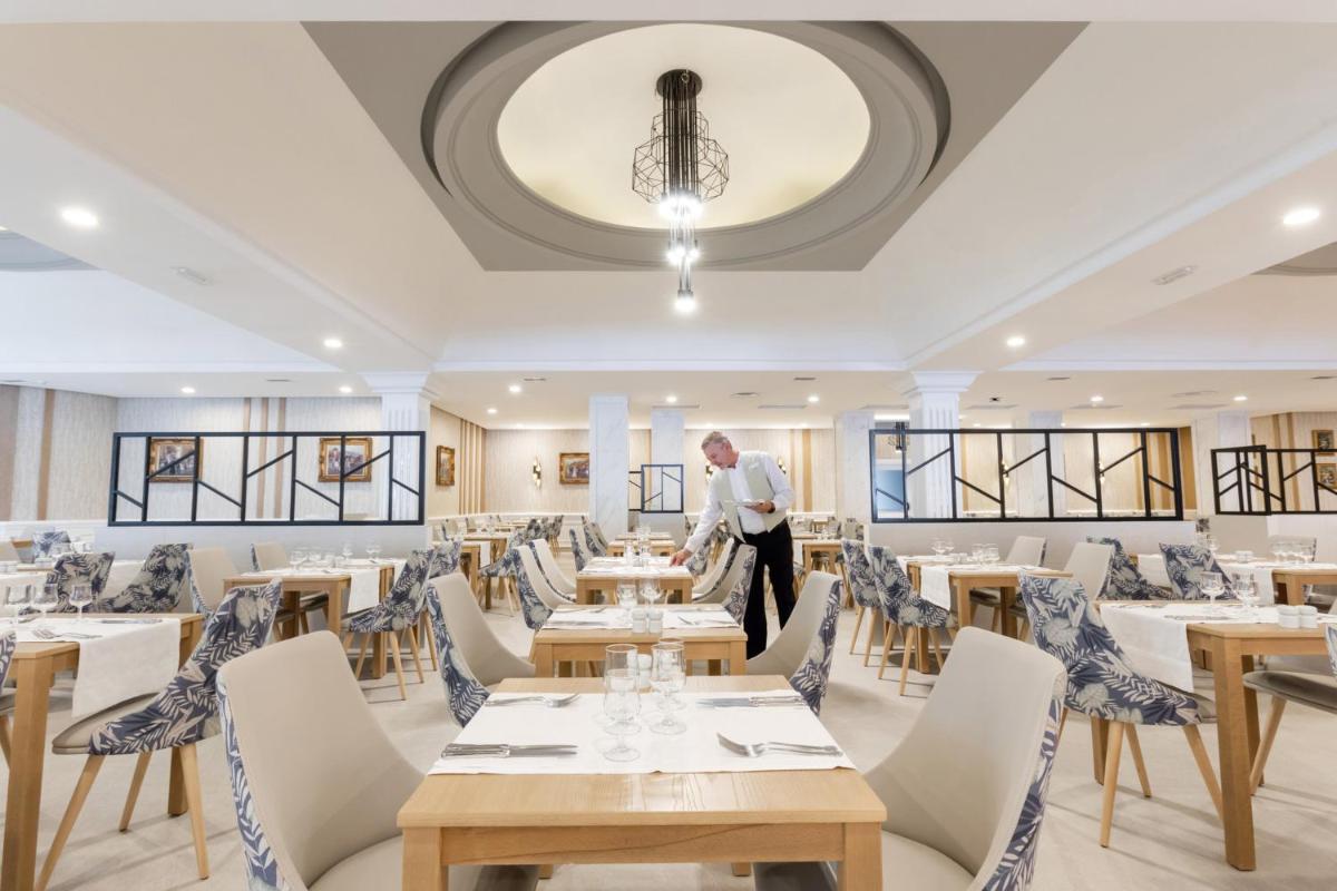 Um restaurante ou outro lugar para comer em Hotel Riu Madeira - All Inclusive